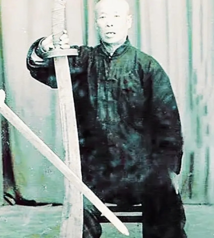 1944年，日军抓来34个女子，让一个77岁的病老汉看守，老汉点头答应，突然，趁