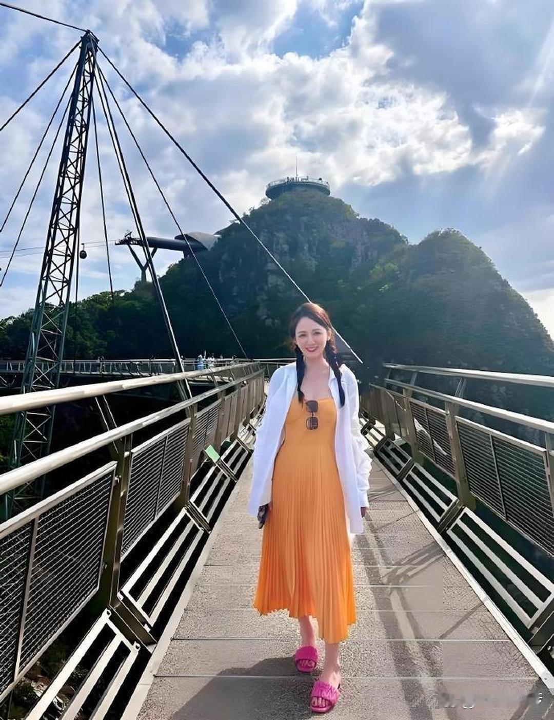 陈乔恩比小九岁老公还显嫩，穿吊带裙嫩得就像小年轻​