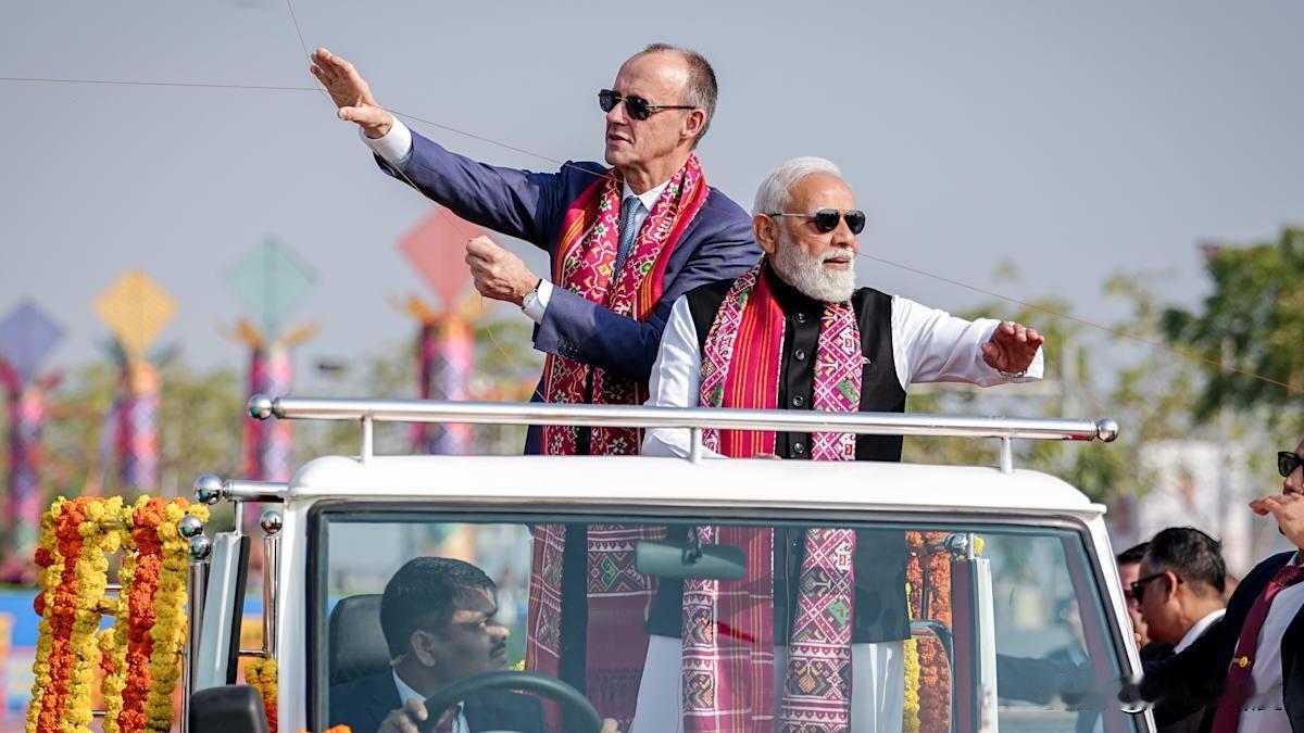 猜猜两位在干嘛？德国总理默茨访问印度，莫迪带他一起去放风筝。怎么看起来怪怪的