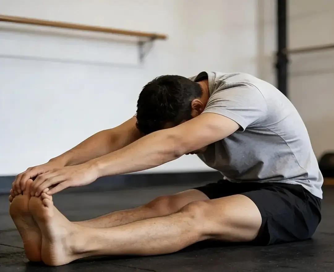 中年人每周喝几两白酒，就可能让肝脏提前十年进入损伤倒计时。临床数据显示，许多