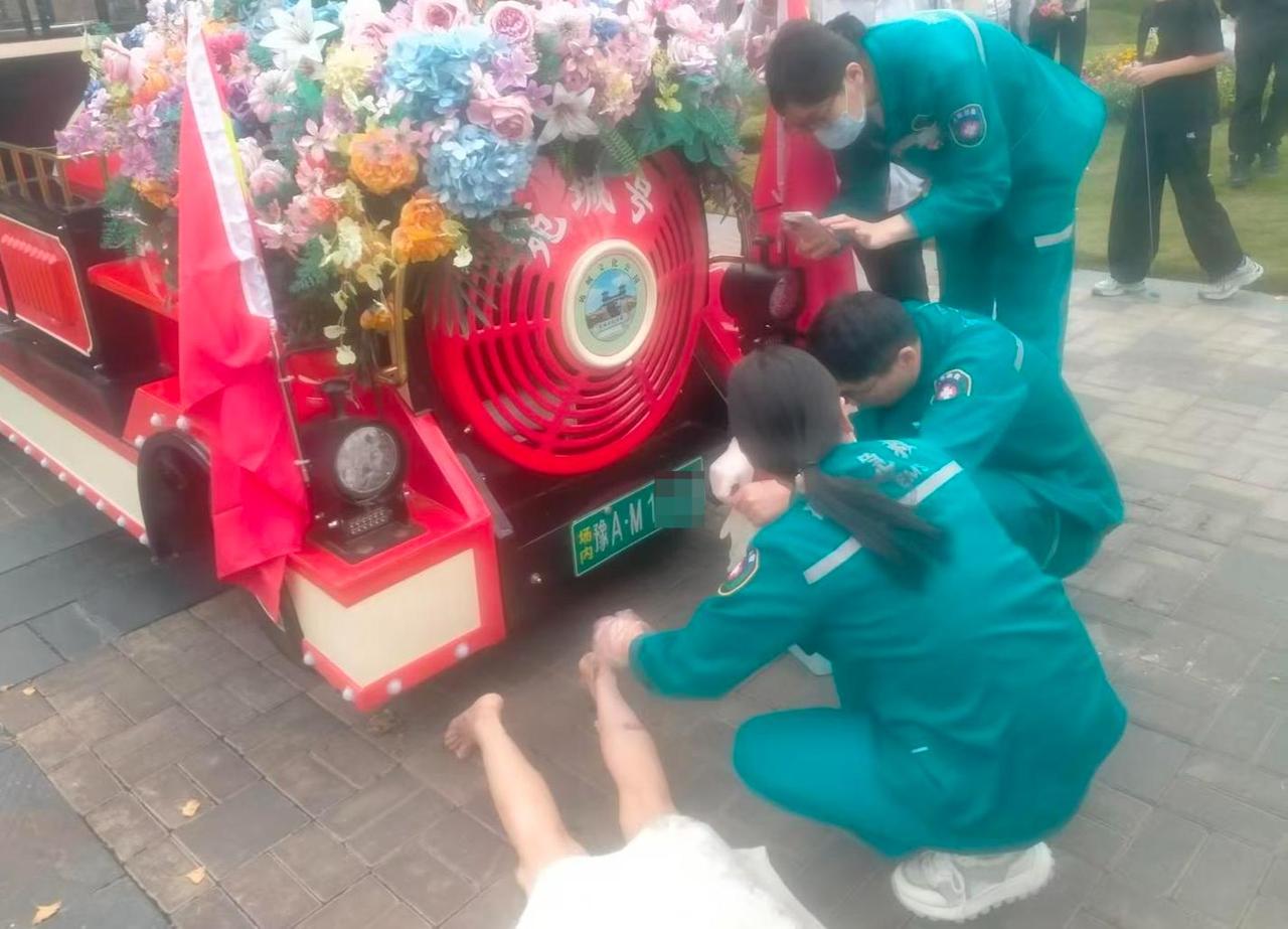郑州苑陵故城文化公园那事儿，真看得人心里堵得慌。10月1号下午，段女士跟老公在
