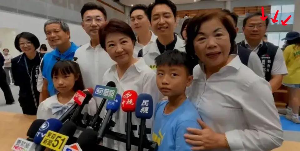 卢秀燕这声“恭喜”来得及时！从昨晚回避到今天主动道贺，明摆着是想通了——要当