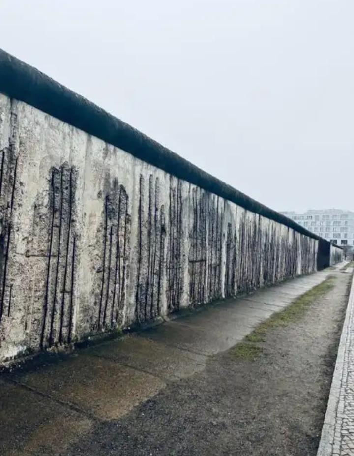 世界上最著名的四道“隔离墙”！一.柏林墙（图一）冷战