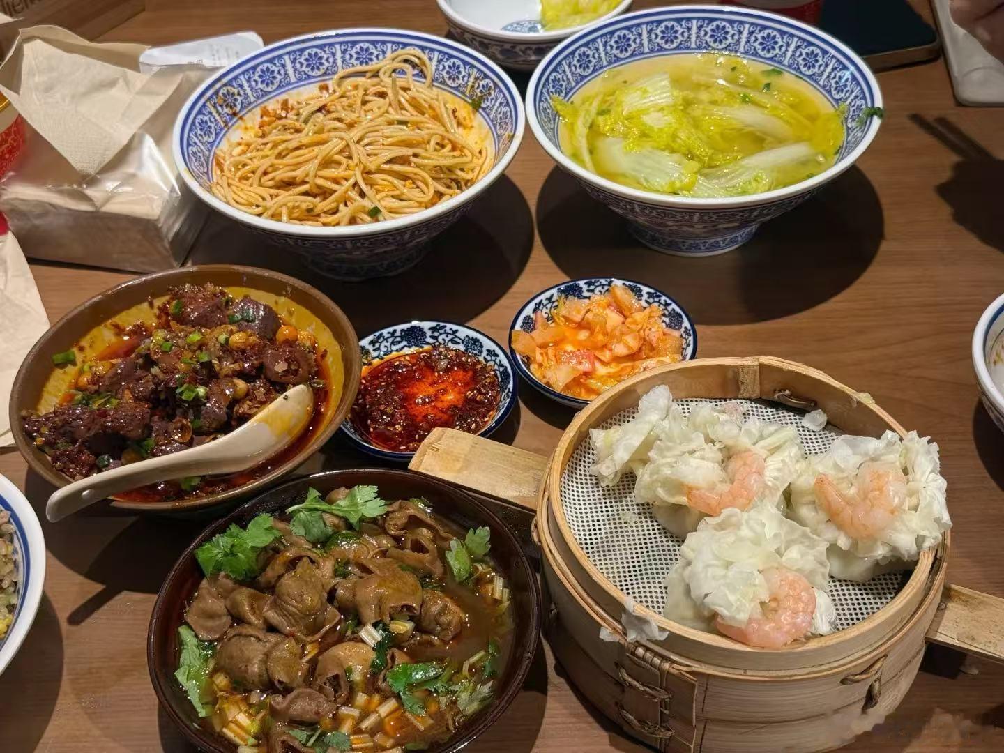 四川小县城眉山青神县青神是个特别舒服的小县城，来这儿旅游不用赶景点，春天晚上还