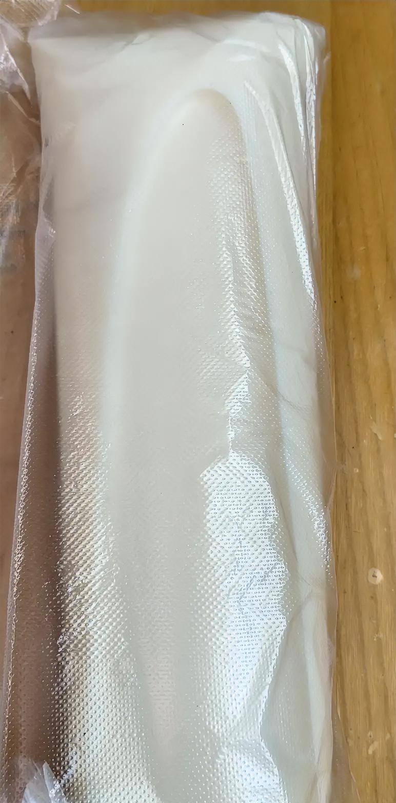 每天早上给娃去早市倒牛奶，刚挤的，还有点余温，喝牛奶好处真多，它能补充蛋白质，让