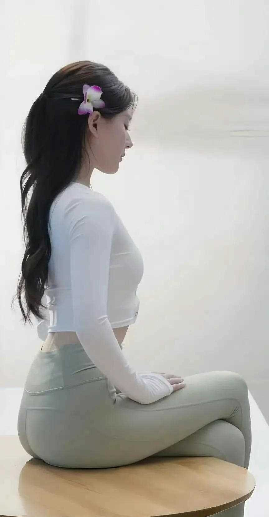 赵露思紧身瑜伽运动服真显肥美的身材