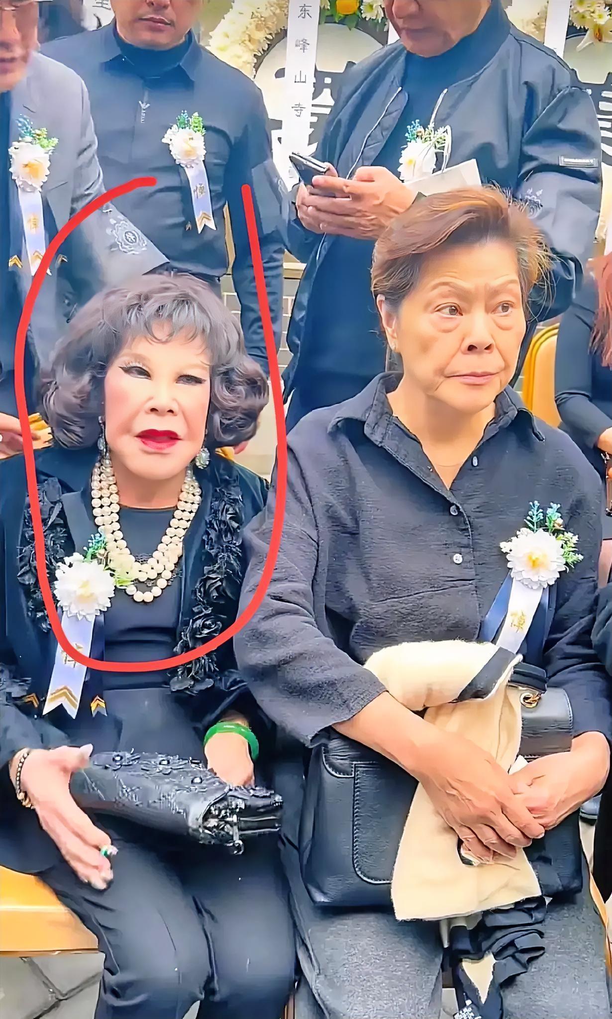 在梁小龙追悼会上我竟然发现了黄夏蕙我好奇去查了一下，查了才知道，她竟然被称作