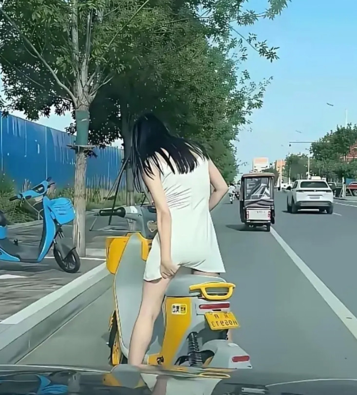 请问我是等她呢？还是按喇叭呢？