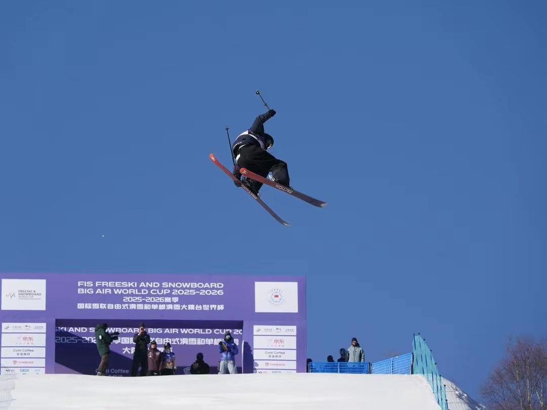 刘梦婷获大跳台世界杯铜牌滑雪刘梦婷29日，国际雪联单板和自由式滑雪大跳台世界杯