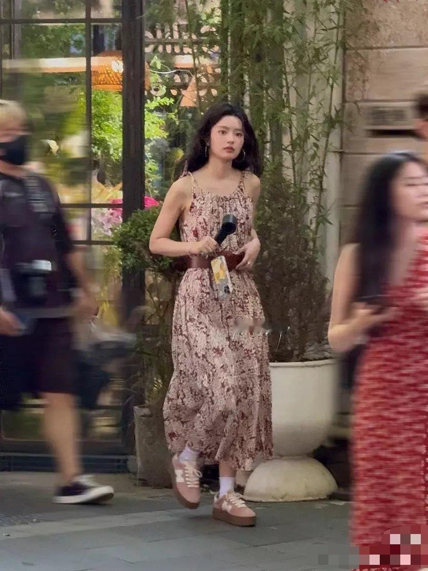 徐若晗这个妆容好美好适合她，这种风格的裙子也好适合，很现偶了​​​