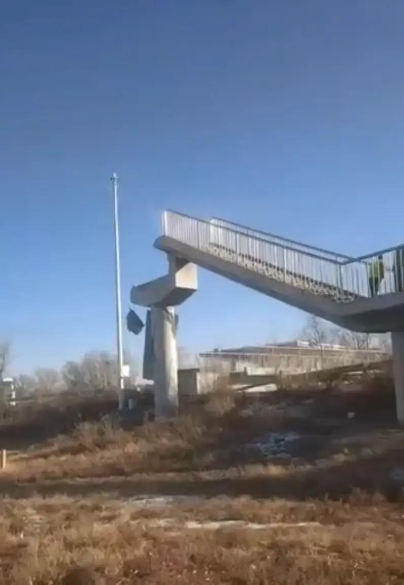 不得了！陕西榆林定边东停车区出事了！12月21号那天，那儿的人行天桥突然塌了