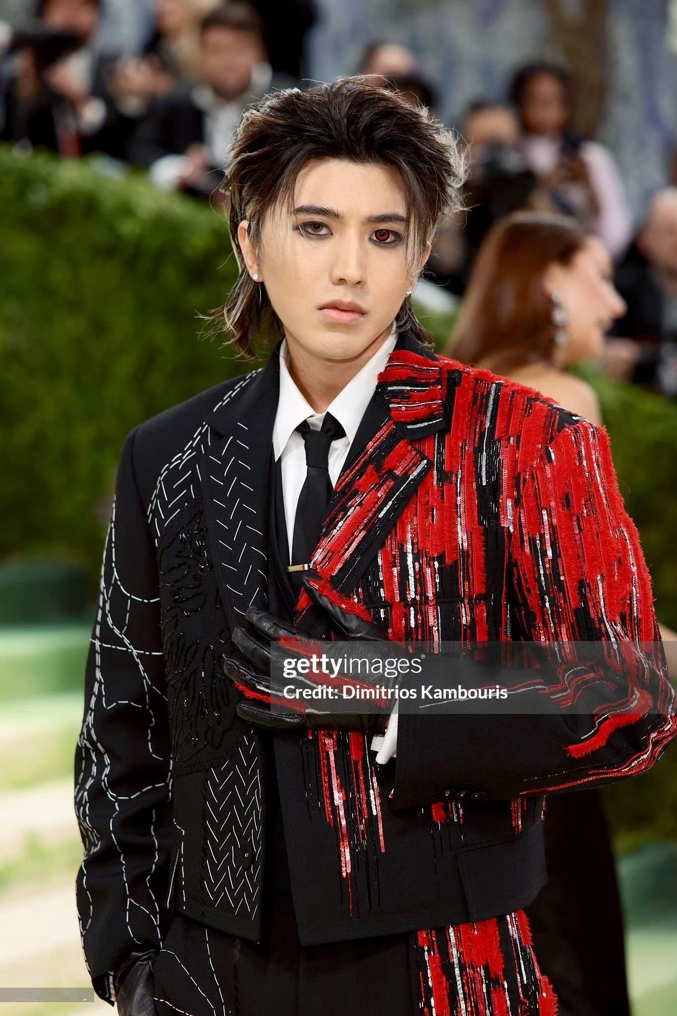 蔡徐坤MetGala红毯lookMetGala红毯蔡徐坤再战MetGala