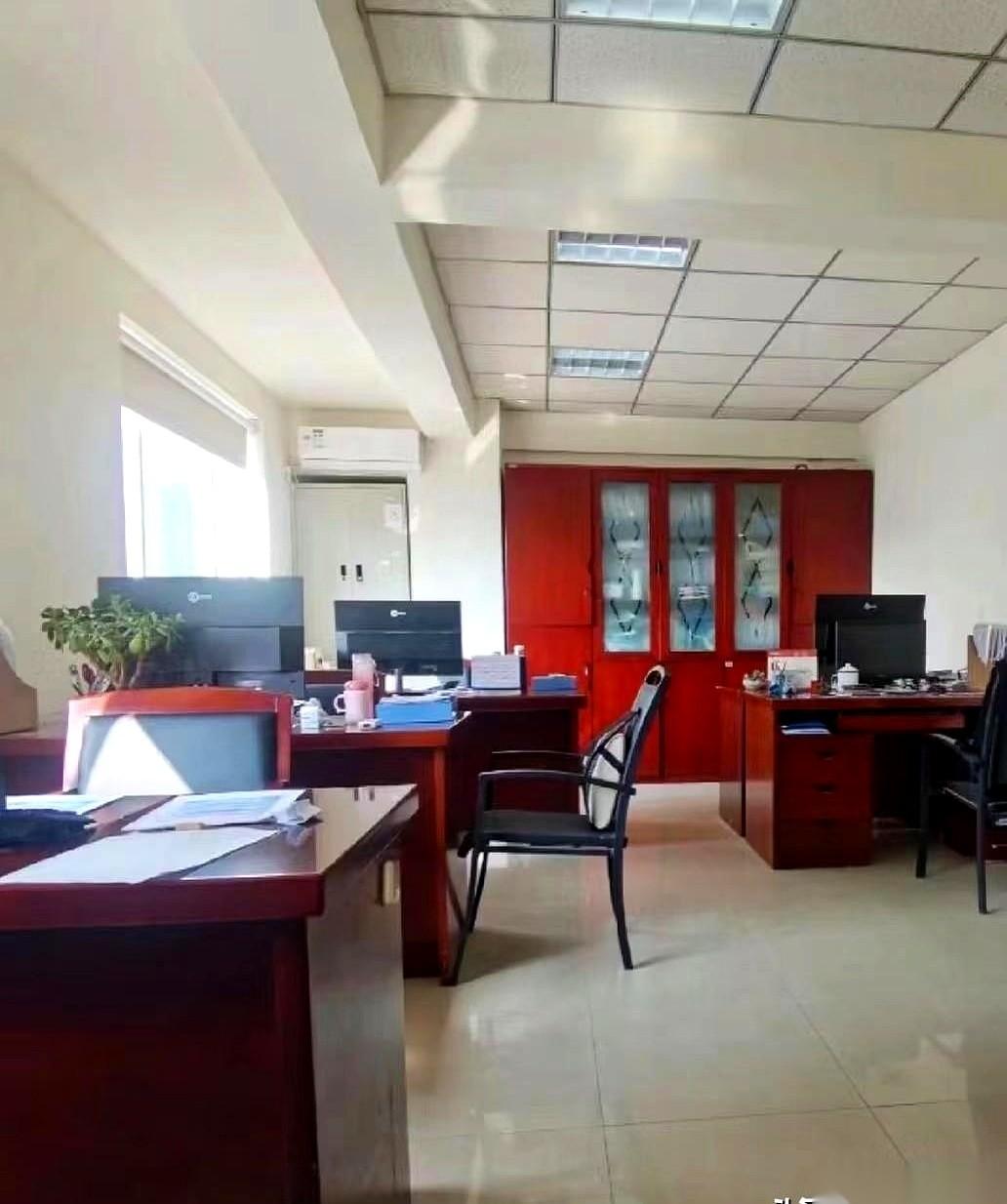 讲一个体制内“天之骄子”瞬间崩盘的故事。当事人各方面条件都极好，家里有底气，人也