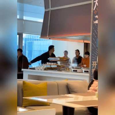 破防了！杭州某早餐店今早炸锅了！80多岁的老母亲颤巍巍坐下吃早餐，儿子却掏