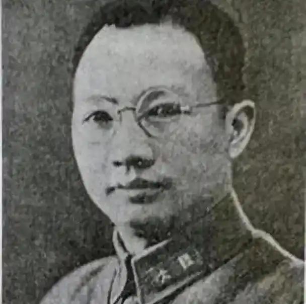 1949年，国民党军长刘伯龙乘车赴云南，在公路上，有一辆军用卡车因抛锚停在路中央