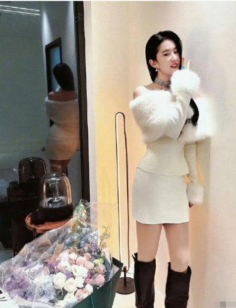 刘亦菲你下次要注意，背面的镜子给你反光了​​​