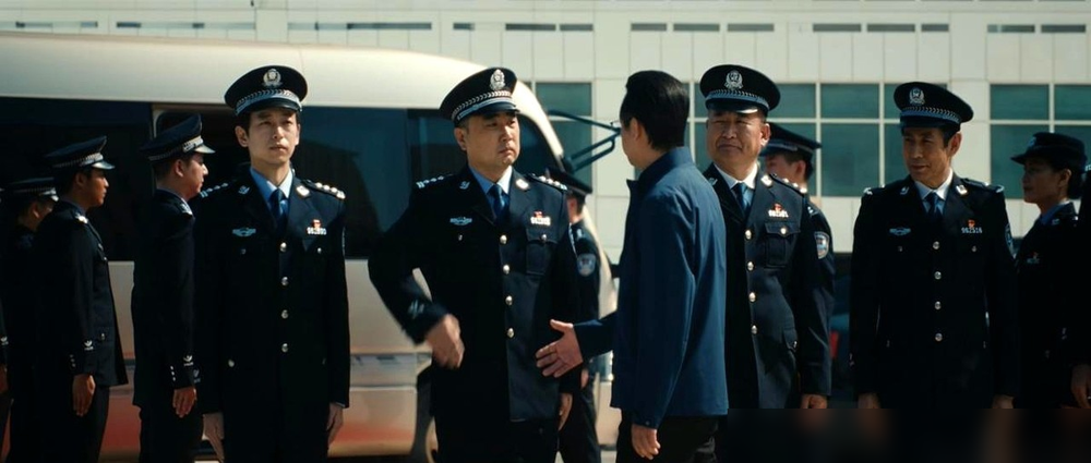 肩章平级，一个敢下令，一个跑断腿。《交锋》大结局，何春晓轻飘飘一句去买酒，尹宝山转身就走，连个迟疑都
