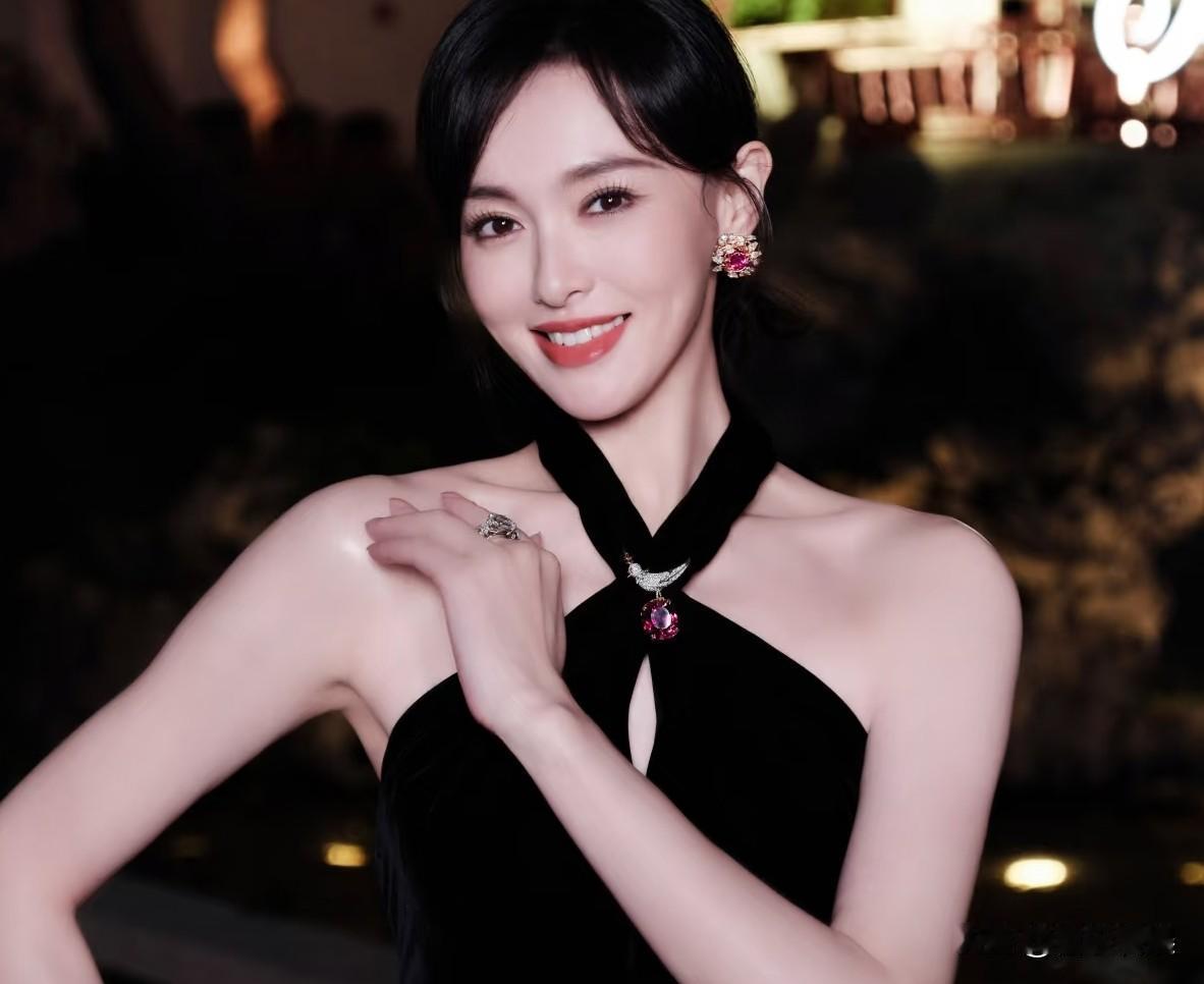 唐嫣，太让人意外了！8月29号，许久没见的唐嫣冲上热搜，这回不是因为出席活