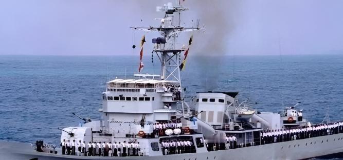 1997年香港回归前夜，英军30艘军舰兵犯南海，一艘英军护卫舰忽然掉头，朝我国宜