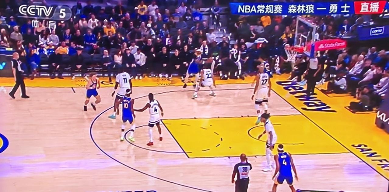 库里复出砍31分，但真正杀死比赛的，是他只打了32分钟。科尔把比赛切成了10等