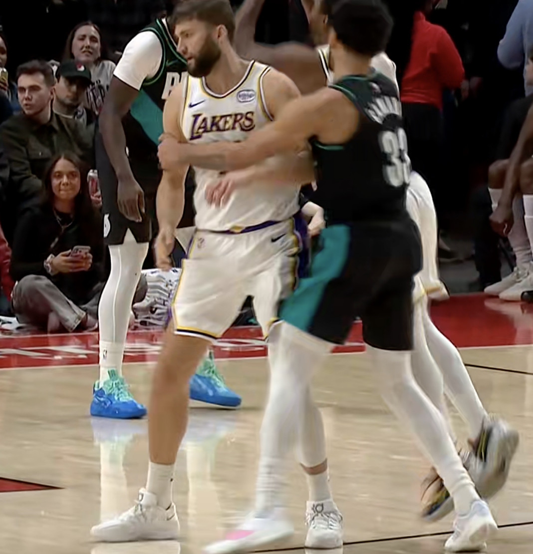 斯玛特踩线了，2次罚球他这节三分球4中3，已经拿到9分