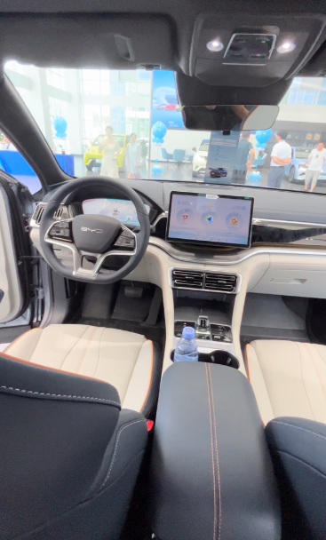 提车你们眼中的比亚迪宋，真香提车后被奇葩女司机刮蹭，强行变道过来不会开车就不