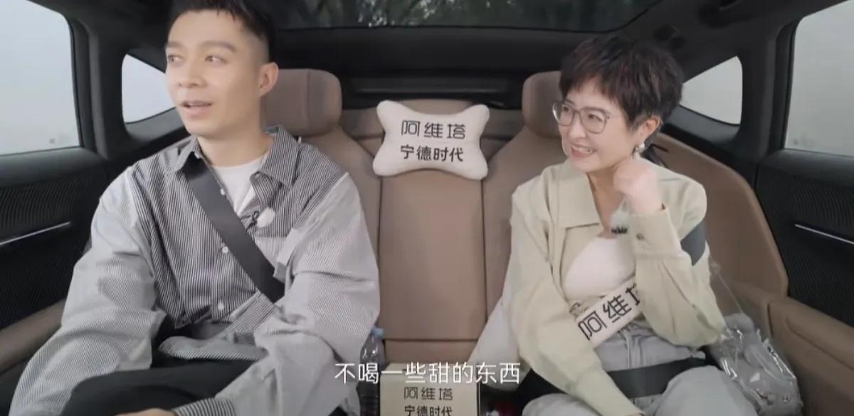 周柏豪被问到有多自律，他回答说：“我觉得我自己蛮变态的那种，我答应了自己不喝一些