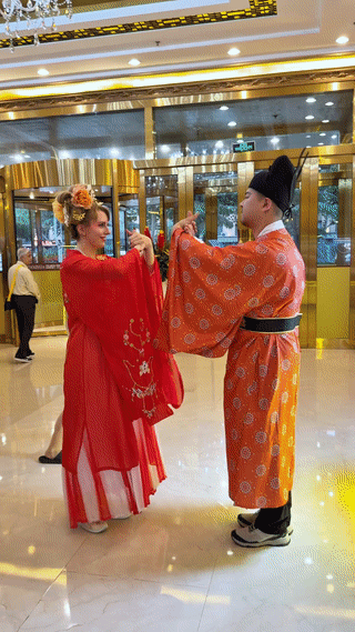 外国人身穿汉服学习传统礼仪，体验中国文化。虽然他们不懂这些传统文化的含义？但