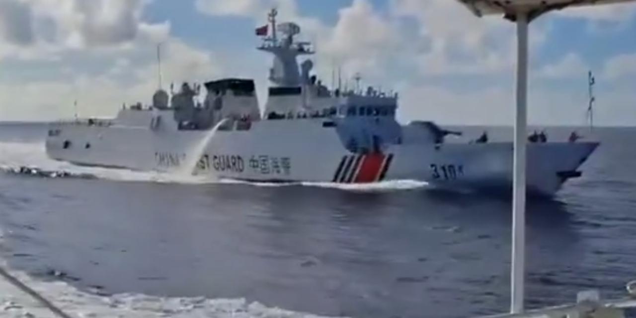 8月11日清晨，当菲律宾组织35艘渔船在多艘海警船、公务船护卫下进入黄岩岛附近海
