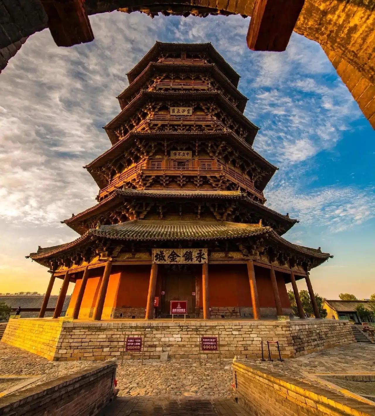 1974年，一名木匠受邀维修应县木塔，他意外发现二层佛像肚子竟然有个大洞，伸手一