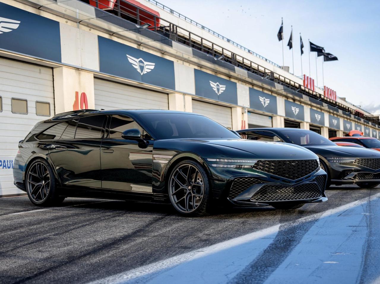 捷尼赛思发布G90Wingback官图，是基于G90的衍生概念车。轴距保持31