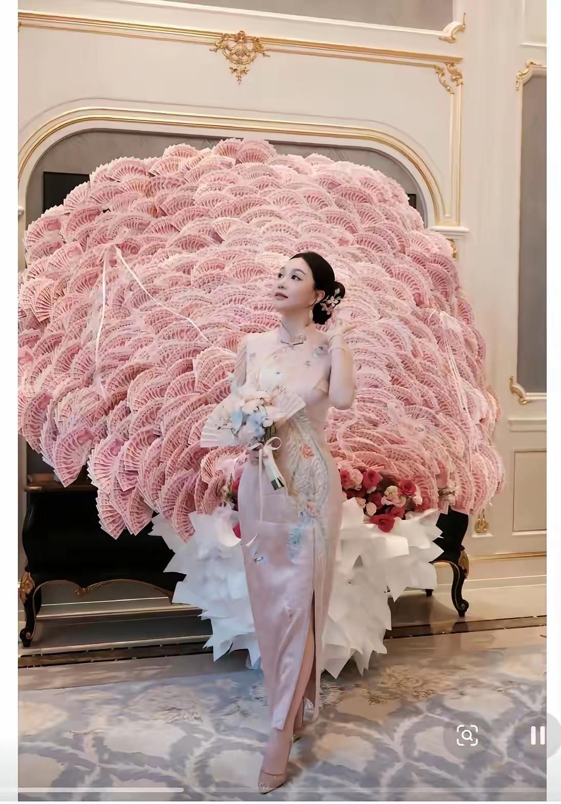 不吹不擂，世界首富马斯克都不一定有她钱多！[捂脸哭][捂脸哭][捂脸哭]白手起家女首富