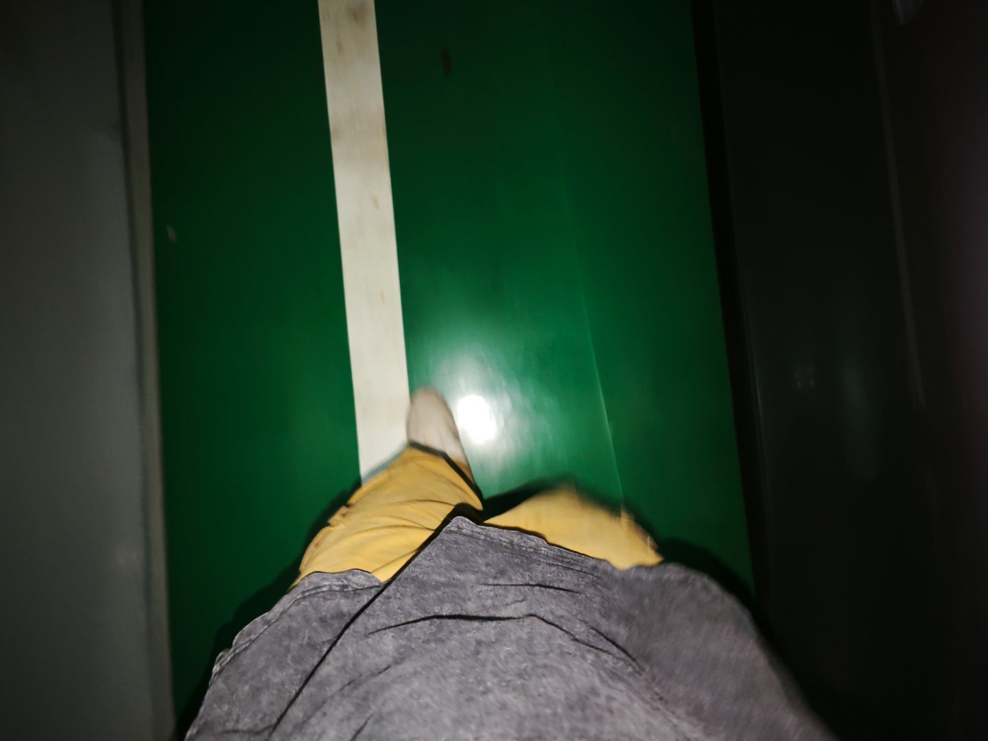 为了防止被你们一些人说我堵着别人，所以别人才会开门干我车门，我现在停车已经这样子