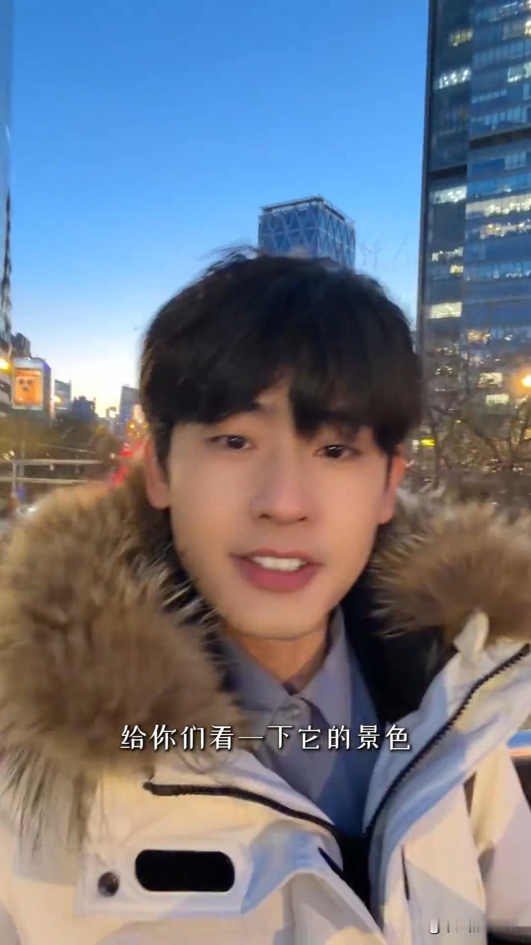 1月25日，黄凯更新工作日常vlog，并配文“也是当上主持人了”。黄凯加入的