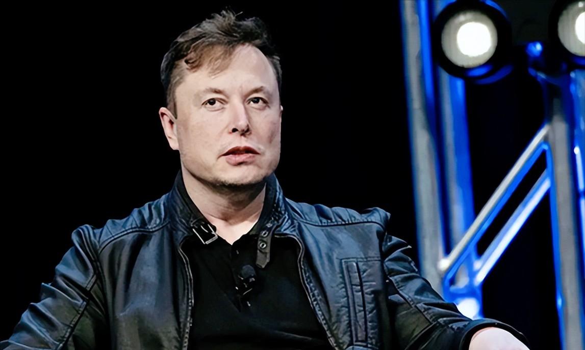 马斯克身家刚破8000亿，创了人类历史纪录，结果后院就起火了。这两天，他手下的两