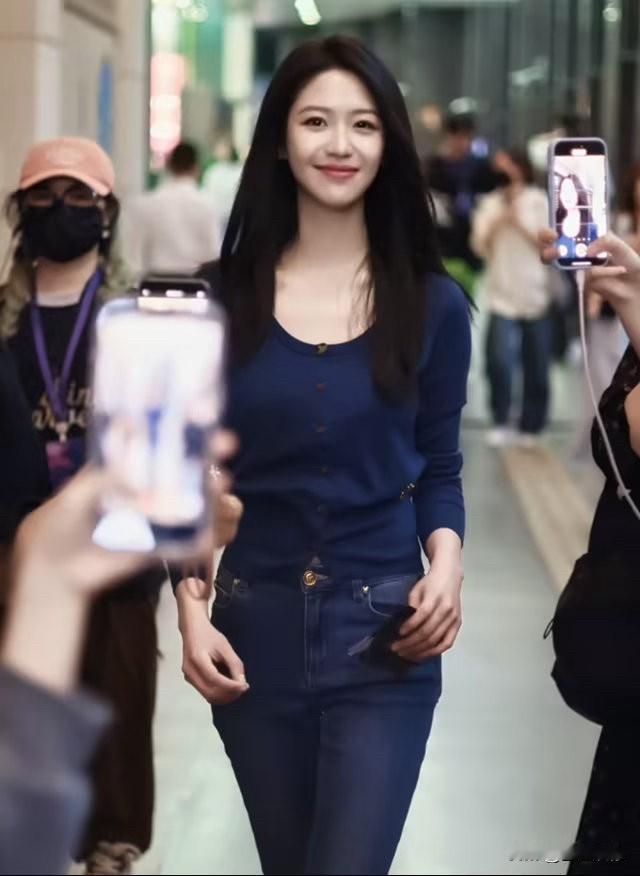 向涵之单看五官和身材都不算惊艳，但气质和时尚感真的太绝，一出场就自带氛围，轻松碾