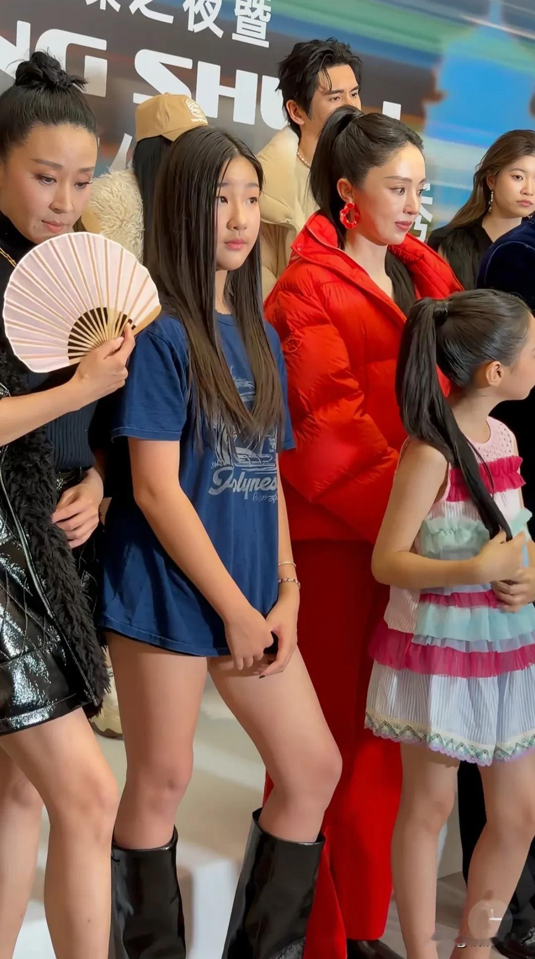 演员苗圃罕见带女儿出席活动，她女儿这么大了，身高快跟她差不多了。苗圃结婚后特别