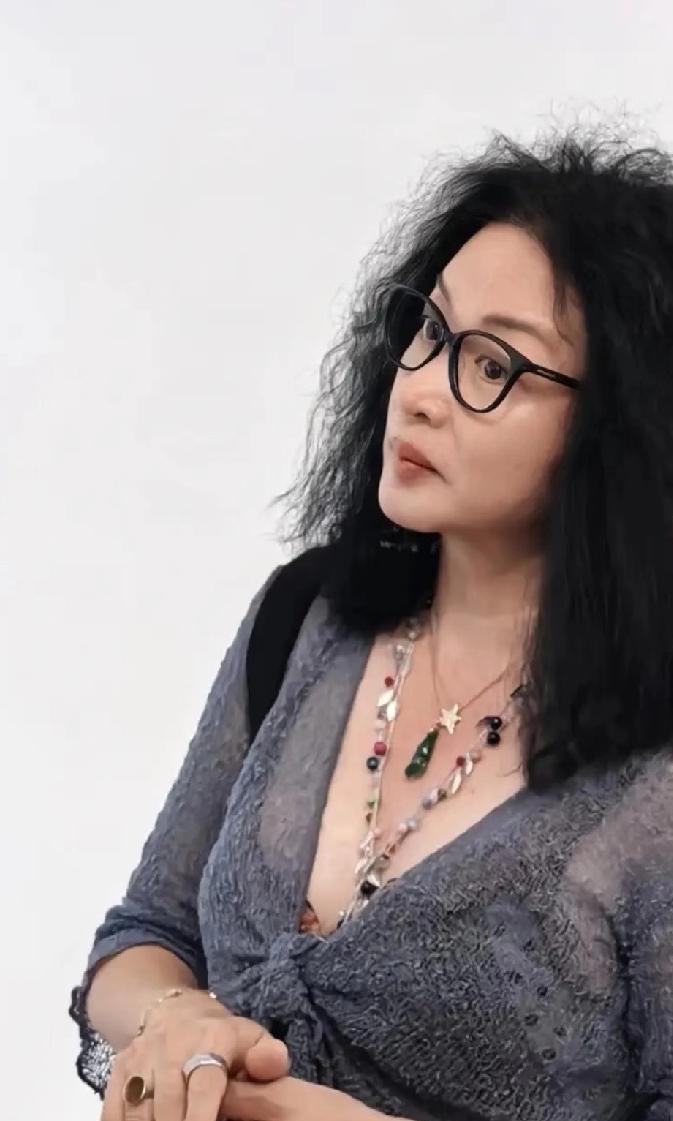 第一次见如此温婉恬静的金星，看着很有女人味，就是这手和手臂过于粗壮了些。