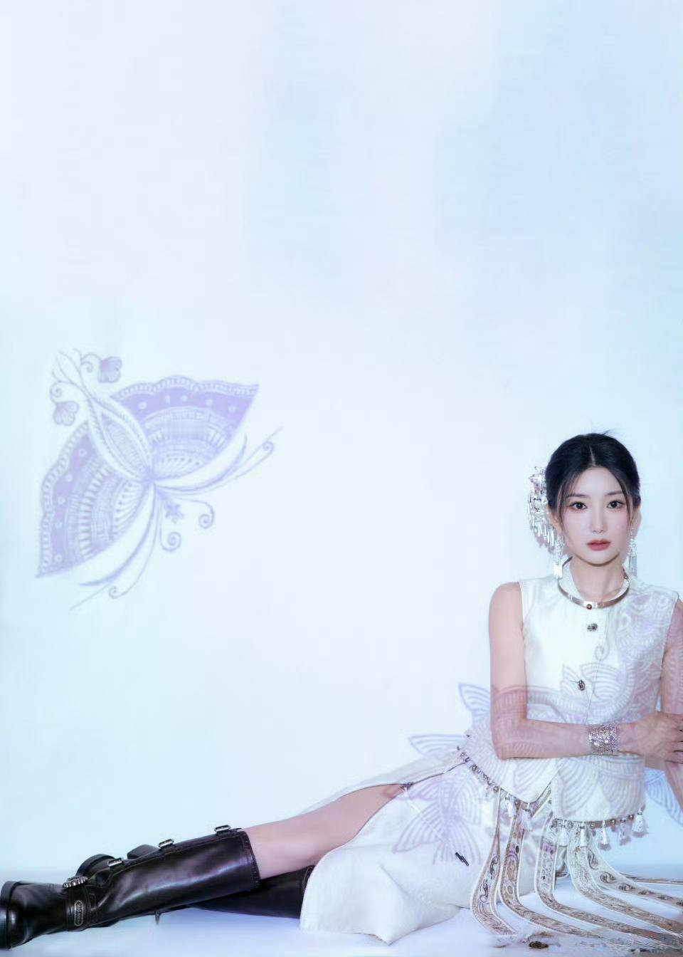 毛晓彤脚踩黑色长筒靴，真迷人