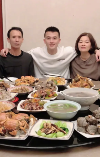 欧豪这是中了基因彩票了，挑着父母优点长欧豪五官上，鼻子以上像妈妈，鼻子以下随