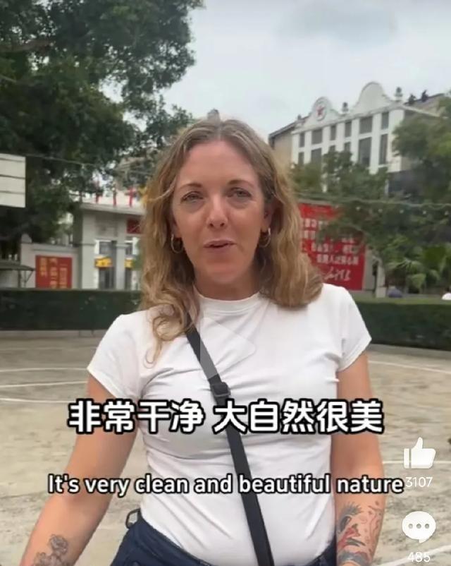 来过中国两次的美国女游客接受采访，在谈到对中国的评价时，她说中国很不错，非常干净