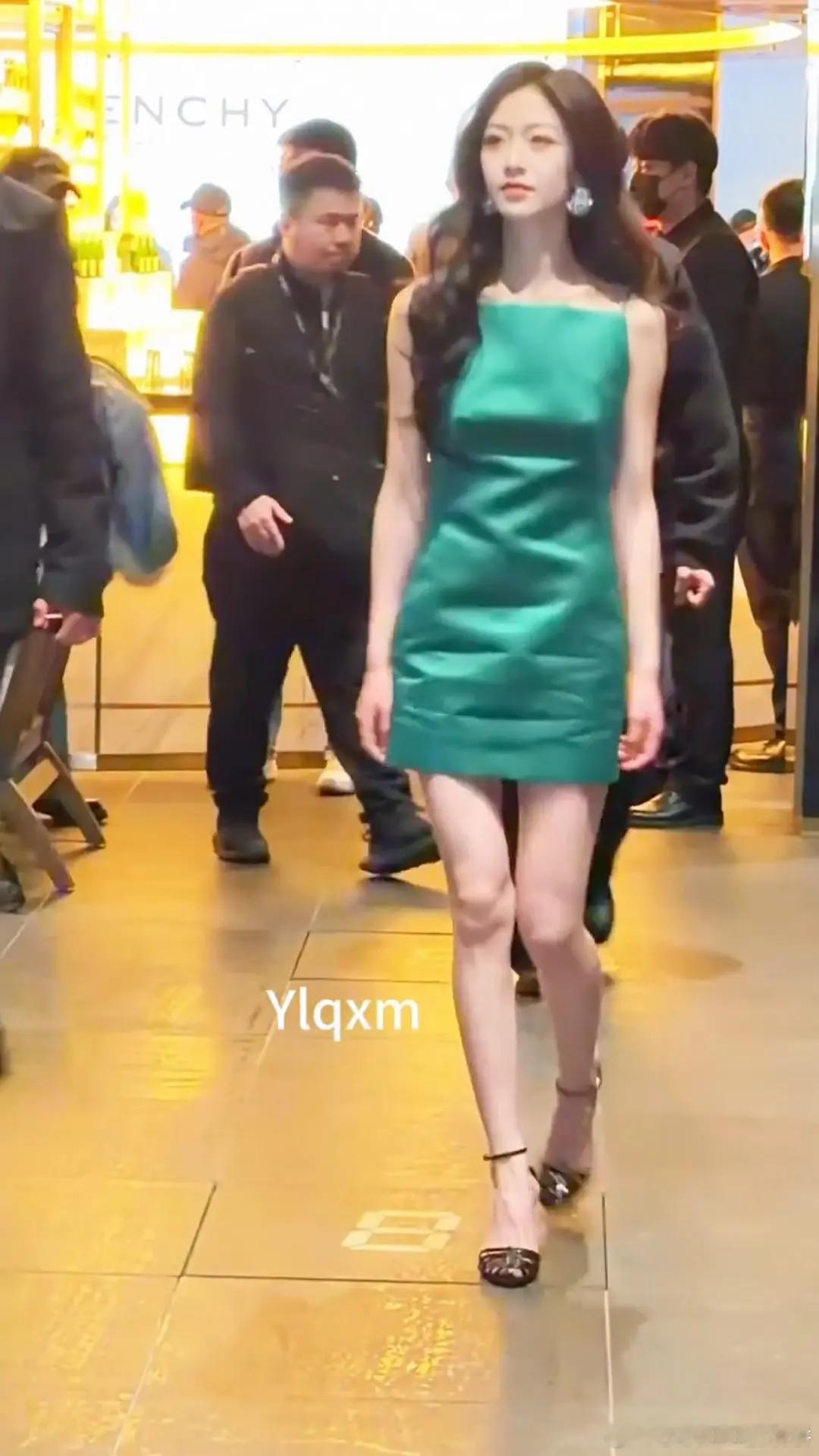 赵今麦和憨直比差在了哪儿呢憨直瘦的脸都凹了怎么还有女人味