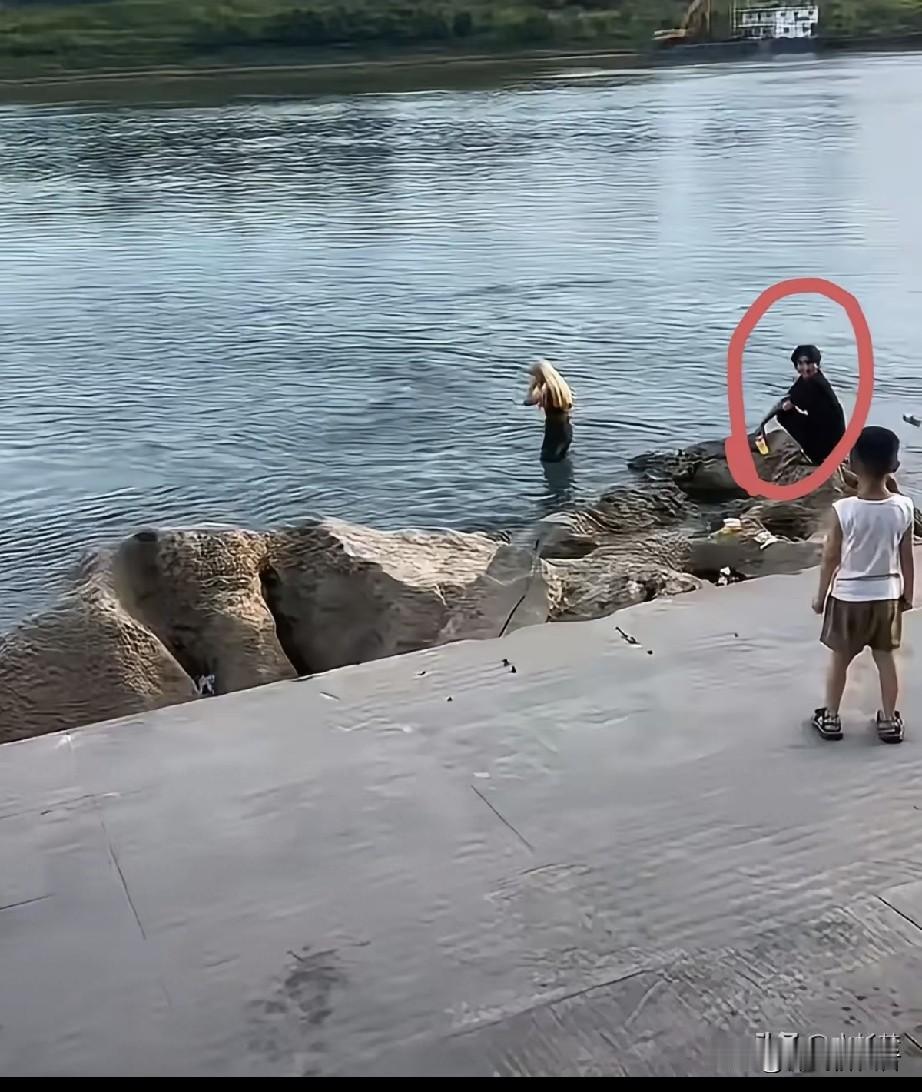 黄毛一己之力破坏广西形象，贵港14岁女孩溺亡，我们在同情女孩，深思户外教育必要性