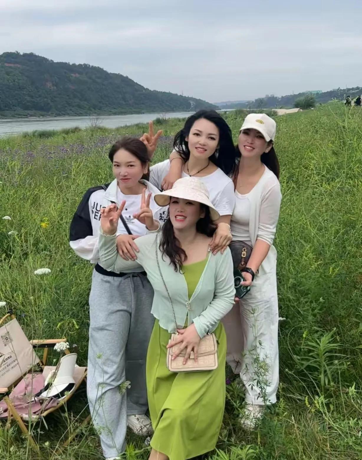 这张照片拍摄于2025年6月1日，老婆她们四姊妹来到四川省雅安市雨城区二妹家过端