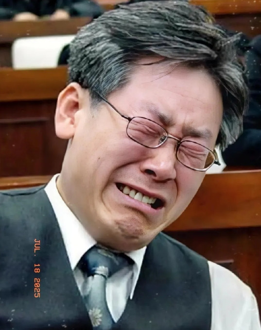 李在明现在眉头皱成川字了。他拒绝邀请去北京阅兵，转请中方参加韩国APEC