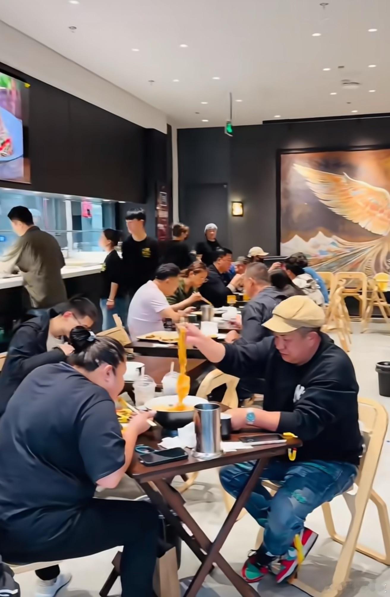 文章回应开面馆没有明星的光环是难做火的…现在看网友给文章拍的照片，似乎沧桑了许多