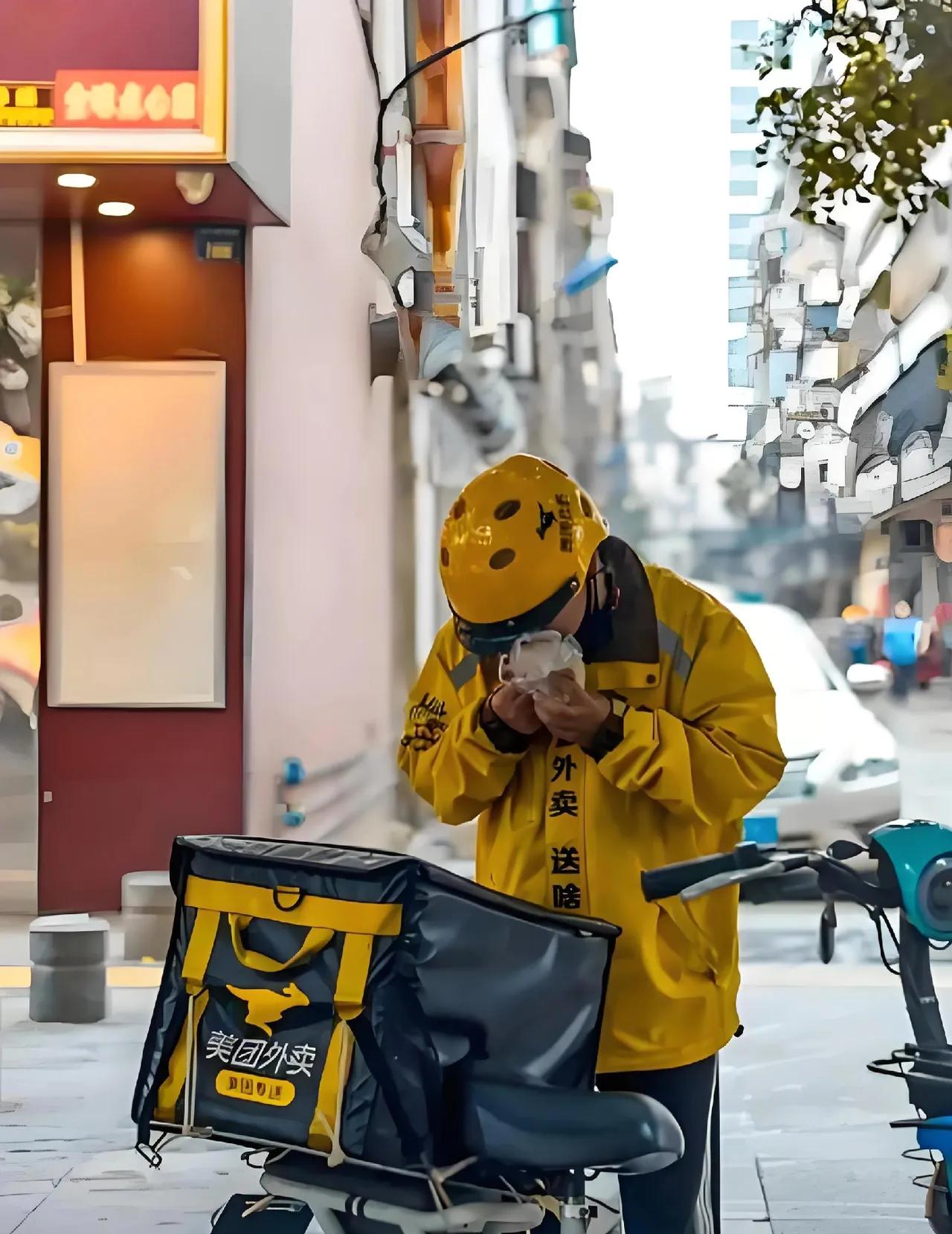 认识的一个外卖小哥，上周火化了。他​前年中专毕业，从湖北孝感来了深圳送外卖，月