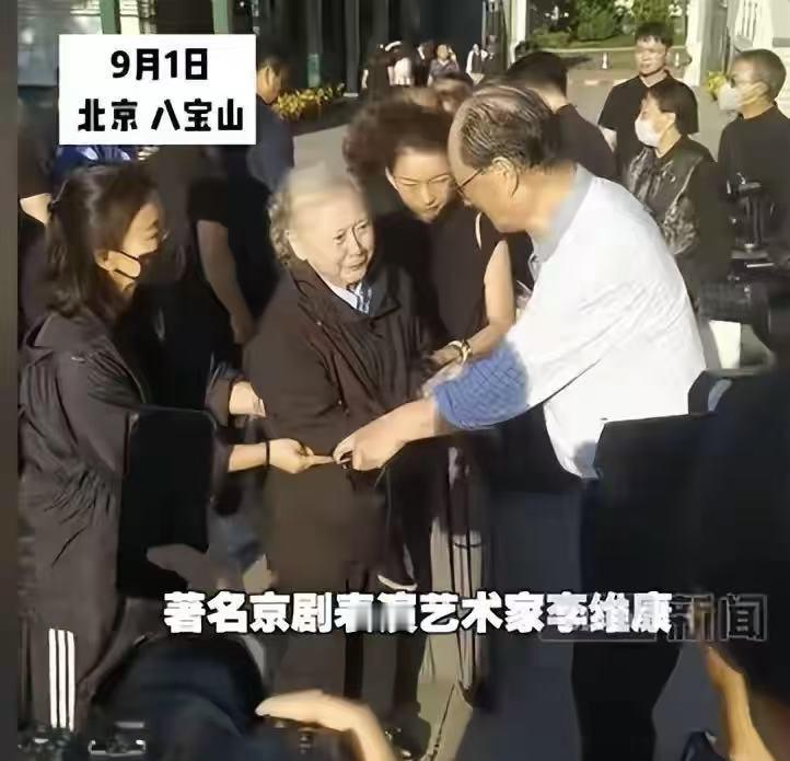 李维康的追悼会太多人哭了，女儿的叩挽写着“妈妈我永远爱你”84岁的刘长瑜