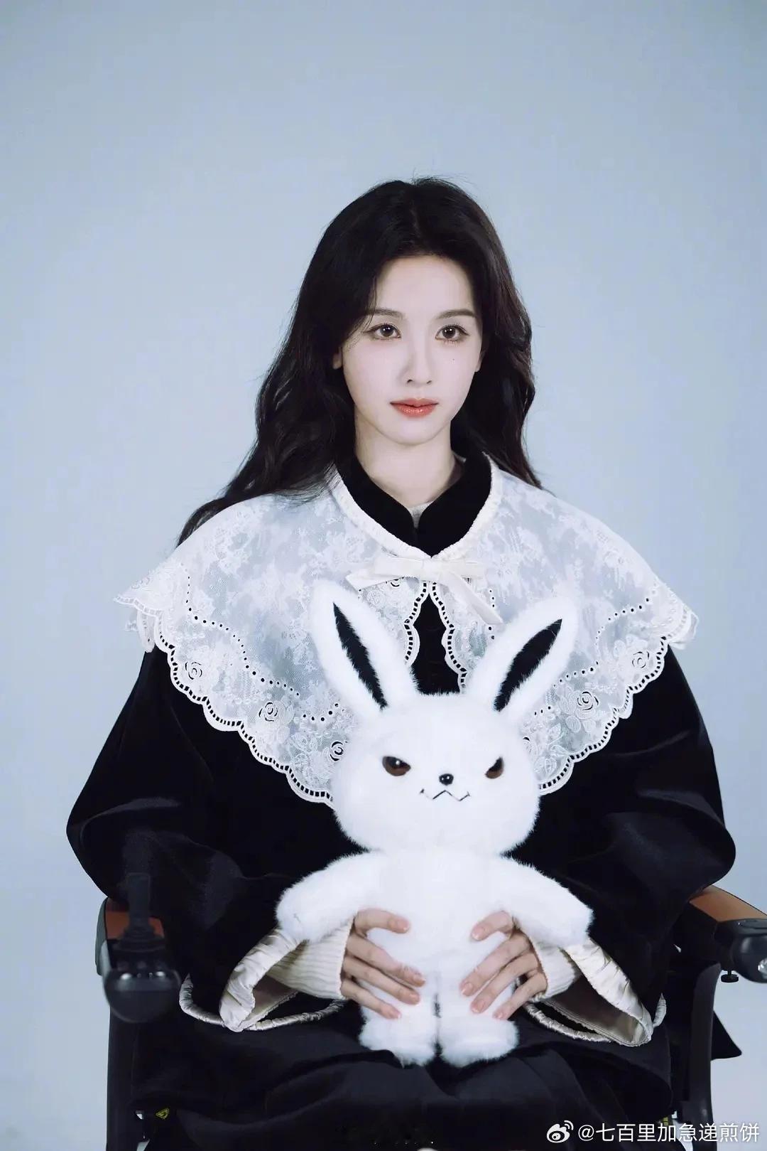 陈都灵目前在玩偶里的每一套造型我都觉得好好看。而且感觉也蛮贴角色的