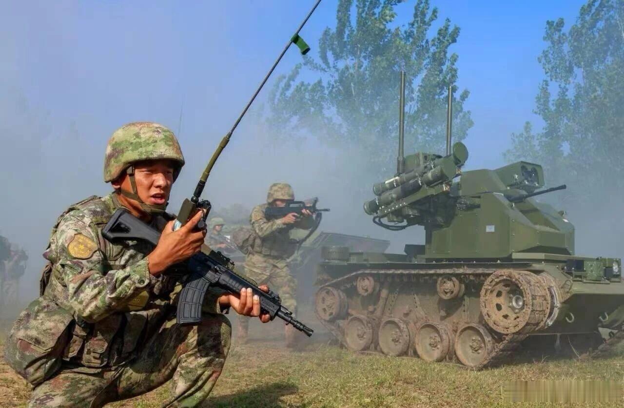 ZRY222无人火力支援车每天认识一件兵器战斗全重约1.2t，由履带式底盘和小